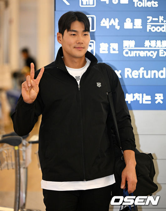 [OSEN=인천공항, 지형준 기자] KT 위즈 선수단이 26일 오전 인천국제공항을 통해 전지훈련지인 호주로 출국했다.KT 이강철호는 호주 질롱과 일본 오키나와에서 스프링캠프를 실시, 2025시즌을 향한 본격적인 담금질에 돌입한다KT 장진혁이 팬들 요청에 포즈를 취하고 있다. 2025.01.26 / jpnews@osen.co.kr