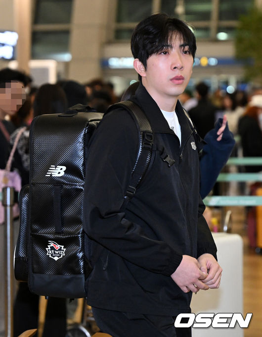 [OSEN=인천공항, 지형준 기자] KT 위즈 선수단이 26일 오전 인천국제공항을 통해 전지훈련지인 호주로 출국했다.KT 이강철호는 호주 질롱과 일본 오키나와에서 스프링캠프를 실시, 2025시즌을 향한 본격적인 담금질에 돌입한다KT 오원석이 출국을 준비하고 있다. 2025.01.26 / jpnews@osen.co.kr