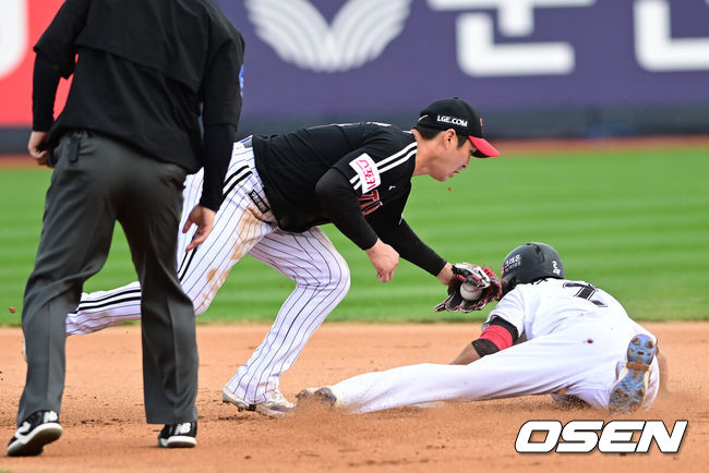 [OSEN=수원, 김성락 기자] 9일 수원KT위즈파크에서 2024 신한 SOL뱅크 KBO 포스트시즌 준플레이오프 4차전 KT 위즈와 LG 트윈스의 경기가 열렸다. 6회말 2사 1루 KT 로하스의 타석 때 1루주자 심우준이 2루 도루성공하고 있다. 원심은 아웃→비디오 판독결과 세이프. ksl0919@osen.co.kr