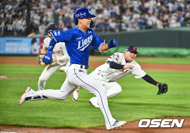 [OSEN=부산, 이석우 기자] 6일 부산 사직야구장에서 2024 신한 SOL 뱅크 KBO 리그 롯데 자이언츠와 삼성 라이온즈의 경기가 열렸다. 홈팀 롯데는 김진욱이 선발 출전하고 삼성은 육선엽이 선발 출전했다.삼성 라이온즈 양도근이 8회초 1사 1루 번트 안타를 치고 1루로 진루하고 있다. 2024.09.06 / foto0307@osen.co.kr