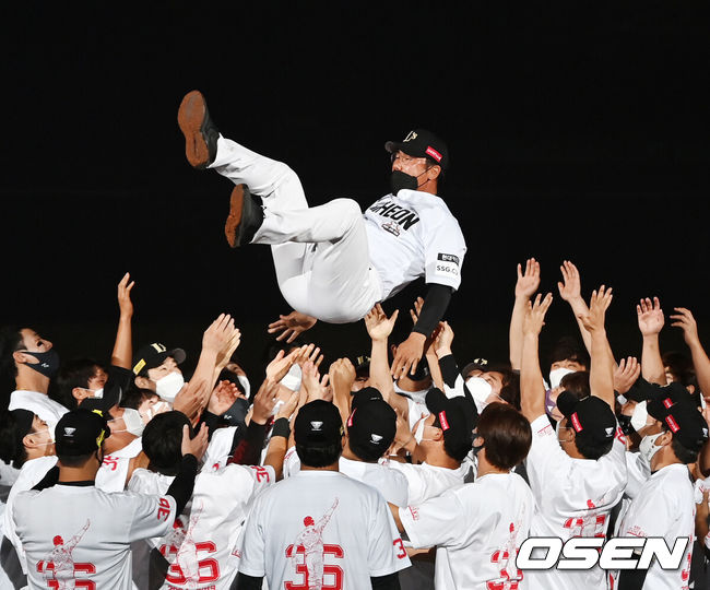 [OSEN=인천, 민경훈 기자] 2일 오후 인천SSG랜더스필드에서 ‘2021 신한은행 SOL KBO 리그’ SSG 랜더스와 KT 위즈의 경기를 0-0 무승부로 마치고 박정권의 공식 은퇴식이 진행됐다. 은퇴 후 SSG 2군 타격코치를 맡게 된 박정권은 원래 2020시즌 도중 은퇴식을 진행할 예정이었지만 코로나19로 “팬들 앞에서 은퇴식을 하고 싶다”는 의견에 따라 미뤘다. 그러나 올 시즌도 코로나19 대유행이 지속되면서 “더 이상 팬들을 기다리게 할 수 없다”는 공감대를 형성, 이날 은퇴식을 거행하게 됐다. 박정권이 은퇴식 중 그라운드 위에서 헹가래를 받고 있다. 2021.10.02 / rumi@osen.co.kr