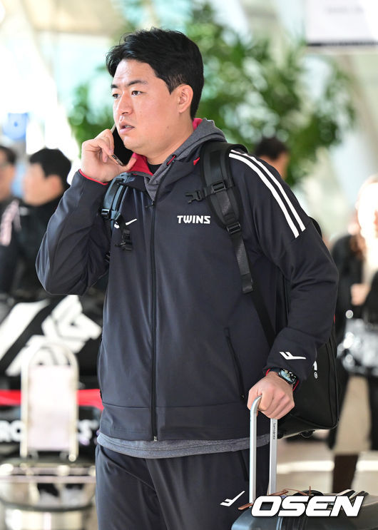 [OSEN=인천공항, 최규한 기자] 프로야구 LG 트윈스가 23일 오전 미국 애리조나에서 열리는 스프링캠프를 위해 인천공항을 통해 출국했다.2025 LG 애리조나 스프링캠프에는 염경엽 감독을 비롯한 코칭스태프 18명, 그리고 주장 박해민을 비롯한 선수 42명이 참가한다. 미국 스프링캠프를 마친 엘지는 오는 2월 24일 일본 오키나와에서 2차 스프링캠프를 펼칠 예정이다.LG 심창민이 출국을 준비하고 있다. 2025.01.23 / dreamer@osen.co.kr