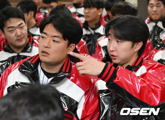 [OSEN=잠실, 지형준 기자] 8일 오후 서울 잠실야구장에서 LG 트윈스 2025년 선수단 신년 인사회가 열렸다.LG는 1월 말 미국 애리조나주 스코츠데일을 거쳐 오키나와에서 스프링캠프 전지훈련을 소화할 예정이다.LG 심창민, 최채흥이 이야기를 나누고 있다. 2025.1.8 / jpnews@osen.co.kr