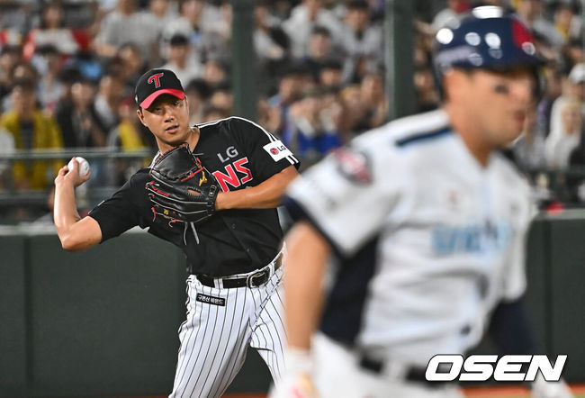[OSEN=부산, 이석우 기자] 23일 부산 사직야구장에서 2024 신한 SOL 뱅크 KBO 리그 롯데 자이언츠와 LG 트윈스의 경기가 열렸다. LG 트윈스 정우영이 8회말 무사 1루 롯데 자이언츠 전준우의 보내기 번트때 1루에 송구하고 있다. 2024.07.23 / foto0307@osen.co.kr