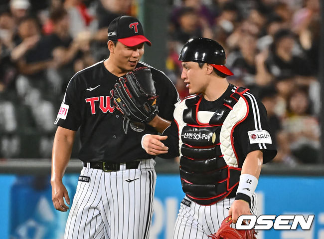 [OSEN=부산, 이석우 기자] 23일 부산 사직야구장에서 2024 신한 SOL 뱅크 KBO 리그 롯데 자이언츠와 LG 트윈스의 경기가 열렸다. LG 트윈스 정우영과 박동원이 8회말 1사 2루 롯데 손호영의 3루 땅볼 때 2루주자 윤동희를 아웃 잡고 활짝 웃고 있다. 2024.07.23 / foto0307@osen.co.kr