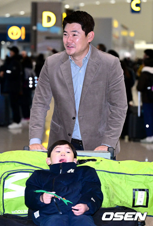 [OSEN=인천공항, 최규한 기자] 프로야구 SSG 랜더스가 23일 오전 미국 플로리다에서 진행되는 스프링캠프를 위해 인천공항을 통해 출국했다.SSG 미국 플로리다 베로비치 캠프는 이숭용 감독을 비롯한 16명의 코칭스태프와 투수 20명, 포수 3명, 내야수 8명, 외야수 5명을 포함한 선수단 36명이 합류해 총 52명이 스프링캠프에 참가한다. SSG 노경은과 아들이 출국장으로 향하고 있다. 2025.01.23 / dreamer@osen.co.kr