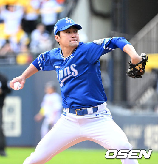[OSEN=잠실, 이대선 기자] 19일 서울 잠실야구장에서 ‘2024 신한 SOL뱅크 KBO 포스트시즌’ 플레이오프 4차전 LG 트윈스와 삼성 라이온즈의 경기가 열렸다. 8회말 삼성 임창민이 역투하고 있다. 2024.10.19 / sunday@osen.co.kr