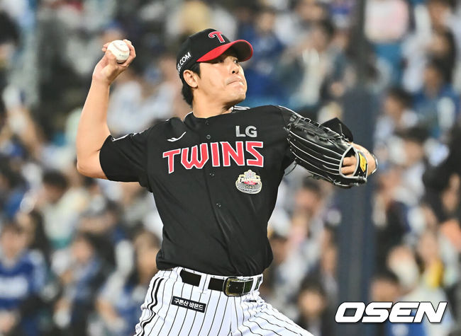 [OSEN=대구, 이석우 기자] 15일 대구 삼성라이온즈파크에서 2024 신한 SOL뱅크 KBO 포스트시즌 플레이오프 삼성 라이온즈와 LG 트윈스의 2차전 경기가 열렸다. LG 트윈스 김진성이 역투하고 있다. 2024.10.15 / foto0307@osen.co.kr
