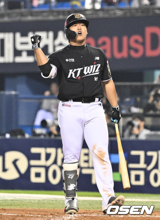 [OSEN=잠실, 조은정 기자]11일 서울 잠실야구장에서 ‘2024 신한 SOL뱅크 KBO 포스트시즌’ 준플레이오프 5차전 LG 트윈스와 KT 위즈의 경기가 열렸다.LG는 임찬규, KT는 엄상백을 5차전 선발 투수로 내세웠다.7회초 무사 1루 KT 강백호가 LG 임찬규를 상대로 풀카운트 끝 볼넷을 골라낸 뒤 세리머니를 하고 있다. 2024.10.11 /cej@osen.co.kr