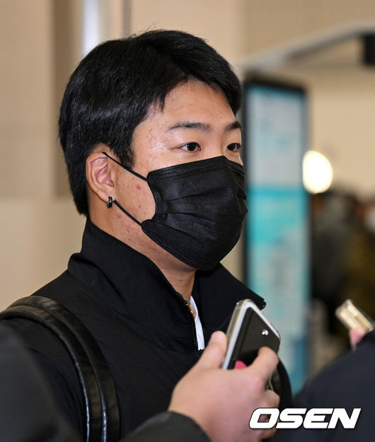 [OSEN=인천공항, 지형준 기자] KT 위즈 선수단이 26일 오전 인천국제공항을 통해 전지훈련지인 호주로 출국했다.KT 이강철호는 호주 질롱과 일본 오키나와에서 스프링캠프를 실시, 2025시즌을 향한 본격적인 담금질에 돌입한다KT 강백호가 인터뷰를 하고 있다. 2025.01.26 / jpnews@osen.co.kr