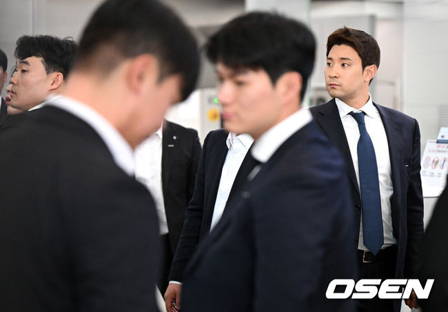 [OSEN=인천공항, 지형준 기자] 두산 베어스 선수단이 24일 오후 인천국제공항을 통해 전지훈련지인 호주 시드니로 출국했다.두산은 44명의 선수단과 함께 호주 시드니와 일본 미야자키에서 스프링캠프 담금질에 돌입한다.투수 22명, 포수 4명, 내야수 9명, 외야수 9명이 참가하며 신인 중에서는 1라운드 지명자 내야수 박준순과 3라운드 지명자 투수 홍민규가 이름을 올렸다. 아울러 지난해 11월 롯데와의 트레이드로 합류한 외야수 김민석과 추재현도 스프링캠프에서 본격 눈도장을 받는다.두산 강승호가 출국을 준비하고 있다. 2025.01.24 / 