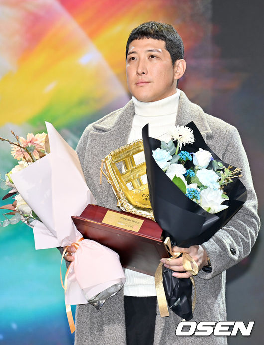 [OSEN=민경훈 기자] 2024 선수협 리얼글러브 3루수 부문을 수상한 KT 황재균이 포토타임을 갖고 있다. 2024.12.01 / rumi@osen.co.kr