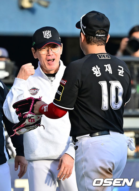 [OSEN=잠실, 민경훈 기자] KT 이강철 감독이 승리 후 황재균과 하이파이브를 하고 있다. 2024.10.05 / rumi@osen.co.kr