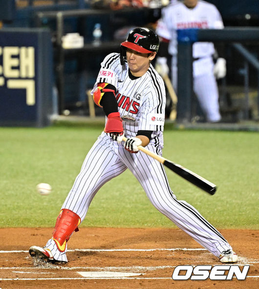 [OSEN=잠실, 지형준 기자] 17일 서울 잠실야구장에서 ‘2024 신한 SOL뱅크 KBO 포스트시즌’ 플레이오프 3차전 LG 트윈스와 삼성 라이온즈의 경기가 열렸다.LG는 임찬규, 삼성은 황동재를 3차전 선발 투수로 내세웠다. 1회말 무사에서 LG 홍창기가 좌전 안타를 날리고 있다. 2024.10.17 / jpnews@osen.co.kr