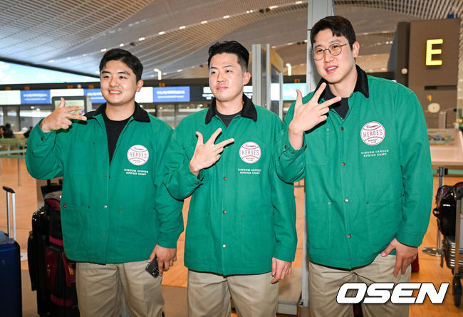 [OSEN=인천공항, 박준형 기자] 키움 히어로즈가 23일 인천국제공항을 통해 1차 스프링캠프인 미국 애리조나로 출국했다.송성문과 하영민, 김건희, 주승우, 이주형 등 일부 선수들은 지난 10일 이미 미국으로 떠나 훈련을 진행하고 있다. 이들은 전 팀 동료인 메이저리거 이정후와 함께 '미니 캠프'를 차렸다. 한편 키움은 오는 23일부터 3월 5일까지 42일간 미국 애리조나와 대만 가오슝에서 2025시즌 스프링캠프를 실시한다.이번 시즌 새롭게 합류한 강진성과 오선진, 김동엽이 포즈를 취하고 있다. 2025.01.23 / soul1014@osen.co.k