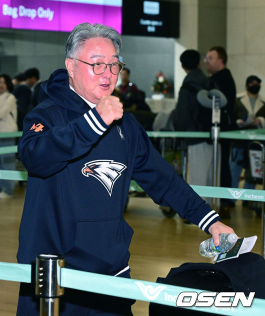 [OSEN=인천공항, 최규한 기자] 한화 김경문 감독이 출국장으로 향하며 인사를 전하고 있다. 2025.01.22 / dreamer@osen.co.kr