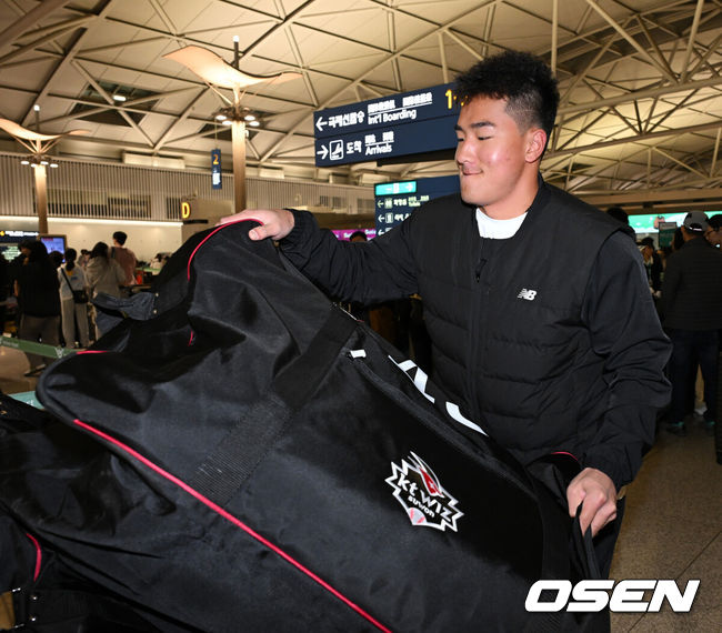 [OSEN=인천공항, 지형준 기자] KT 위즈 선수단이 26일 오전 인천국제공항을 통해 전지훈련지인 호주로 출국했다.KT 이강철호는 호주 질롱과 일본 오키나와에서 스프링캠프를 실시, 2025시즌을 향한 본격적인 담금질에 돌입한다KT 안현민이 출국을 준비하고 있다. 2025.01.26 / jpnews@osen.co.kr