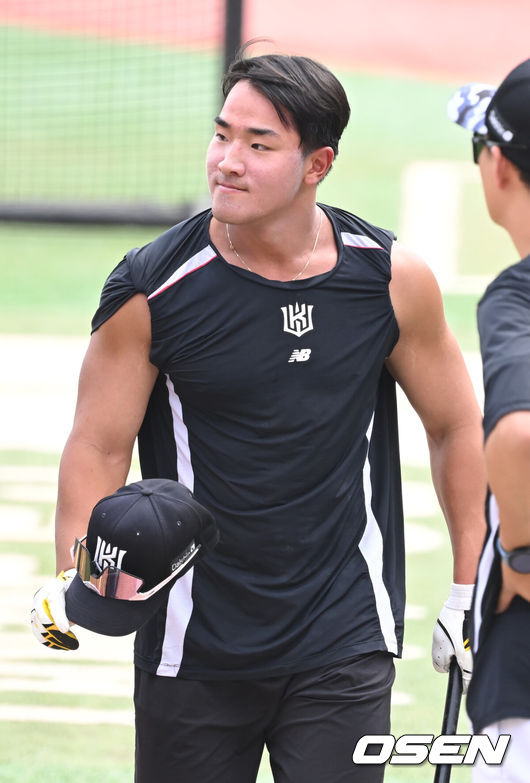 [OSEN=수원, 김성락 기자] 20일 오후 수원 KT위즈파크에서 ‘2024 신한 SOL Bank KBO리그’ KT 위즈와 롯데 자이언츠의 경기가 열렸다.이날 홈팀 KT는 쿠에바스, 원정팀 롯데는 김진을 선발로 내세웠다. KT 안현민이 훈련을 하고 있다. 2024.06.20 / ksl0919@osen.co.kr