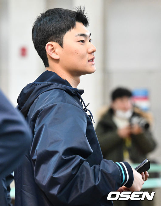 [OSEN=인천공항, 조은정 기자] NC 다이노스 선수단이 30일 인천국제공항을 통해 스프링캠프 훈련을 위해 미국으로 출국했다. NC의 CAMP2(스프링캠프)에는 이호준 감독 및 10명의 코칭스태프와 38명의 선수가 참여한다. 1월 25일부터 3월 5일까지 40일간 진행하며, 미국 애리조나 투손에서 20박, 대만 타이난에서 12박을 보낸다. NC의 N팀(1군) 대만 캠프는 2014년 대만 치아이 캠프 이후 11년만이다. NC 김주원이 출국장으로 향하고 있다. 2025.01.30 /cej@osen.co.kr