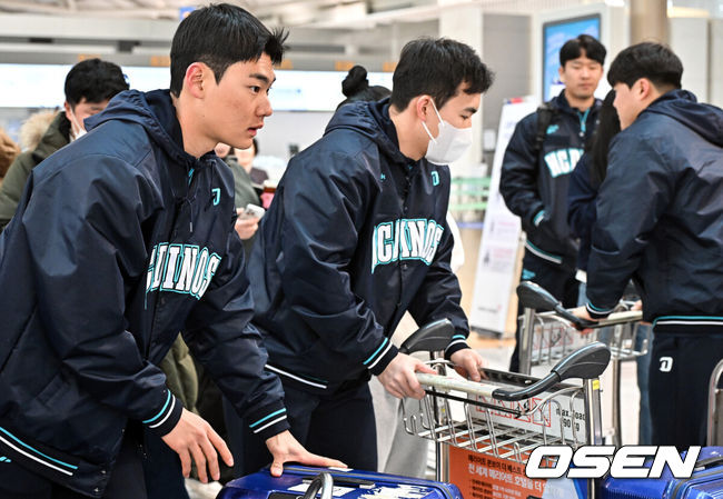 [OSEN=인천공항, 조은정 기자] NC 다이노스 선수단이 30일 인천국제공항을 통해 스프링캠프 훈련을 위해 미국으로 출국했다. NC의 CAMP2(스프링캠프)에는 이호준 감독 및 10명의 코칭스태프와 38명의 선수가 참여한다. 1월 25일부터 3월 5일까지 40일간 진행하며, 미국 애리조나 투손에서 20박, 대만 타이난에서 12박을 보낸다. NC의 N팀(1군) 대만 캠프는 2014년 대만 치아이 캠프 이후 11년만이다.NC 김주원, 김휘집이 출국장으로 향하고 있다. 2025.01.30 /cej@osen.co.kr