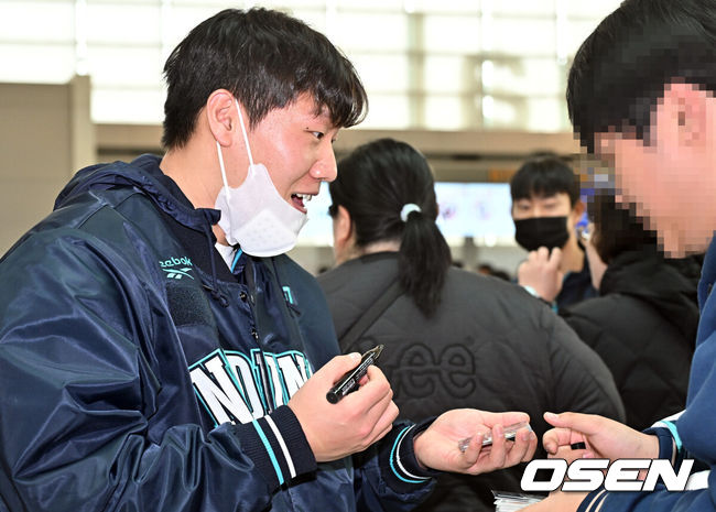 [OSEN=인천공항, 조은정 기자] NC 다이노스 선수단이 30일 인천국제공항을 통해 스프링캠프 훈련을 위해 미국으로 출국했다. NC의 CAMP2(스프링캠프)에는 이호준 감독 및 10명의 코칭스태프와 38명의 선수가 참여한다. 1월 25일부터 3월 5일까지 40일간 진행하며, 미국 애리조나 투손에서 20박, 대만 타이난에서 12박을 보낸다. NC의 N팀(1군) 대만 캠프는 2014년 대만 치아이 캠프 이후 11년만이다. NC 김재열이 팬들에게 사인을 해주고 있다. 2025.01.30 /cej@osen.co.kr