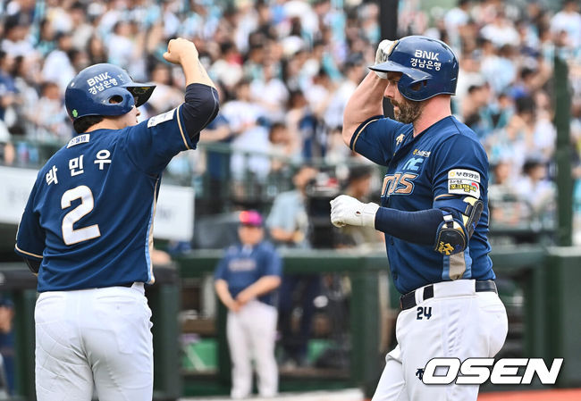 [OSEN=부산, 이석우 기자] 7일 부산 사직야구장에서 2024 신한 SOL 뱅크 KBO 리그 롯데 자이언츠와 NC 다이노스의 경기가 열렸다. 홈팀 롯데는 김진욱이 선발 출전하고 NC는 이재학이 선발 출전했다.NC 다이노스 데이비슨이 1회초 1사 1루 중월 2점 홈런을 치고 하이파이브를 하고 있다. 2024.08.07 / foto0307@osen.co.kr