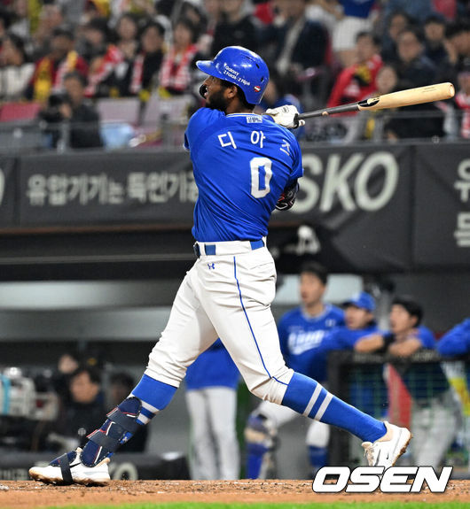 [OSEN=광주, 이대선 기자] 28일 광주 기아챔피언스필드에서 2024 신한 SOL뱅크 KBO 한국시리즈 5차전 KIA 타이거즈와 삼성 라이온즈의 경기가 열렸다.KIA는 양현종, 삼성은 이승현을 선발 투수로 내세웠다.3회초 2사 1루에서 삼성 디아즈가 우월 솔로 홈런을 치고 있다. 2024.10.28 / sunday@osen.co.kr