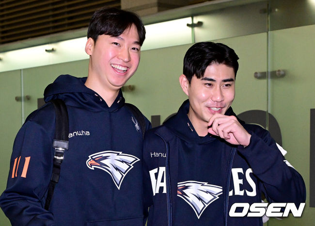 [OSEN=인천공항, 최규한 기자] 한화에 합류한 엄상백(왼쪽)과 심우준이 호주 캠프 출국 전 포즈를 취하고 있다. 2025.01.22 / dreamer@osen.co.kr
