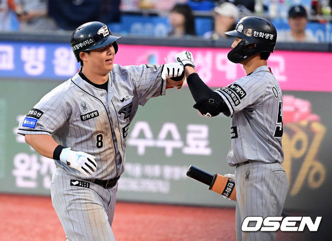 [OSEN=지형준 기자] 한화 노시환(왼쪽)이 좌중간 솔로 홈런을 친 뒤 이원석과 기뻐하고 있다. 2024.06.06 / jpnews@osen.co.kr
