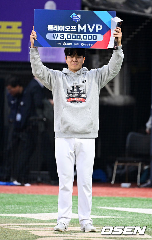 [OSEN=지형준 기자] 2023 플레이오프 MVP 손동현이 포즈를 취하고 있다. 2023.11.05 /jpnews@osen.co.kr