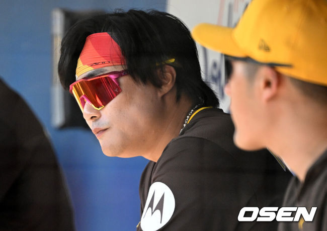 [OSEN=글렌데일(미국 애리조나주), 이대선 기자] 29일(한국시간) 미국 애리조나주 글렌데일 캐멀백 랜치에서 2024 메이저리그 시범경기 시카고 화이트삭스와 샌디에이고 파드리스의 경기가 열렸다.샌디에이고 파드리스 김하성이 더그아웃에서 타석을 준비하고 있다. 2024.02.29 