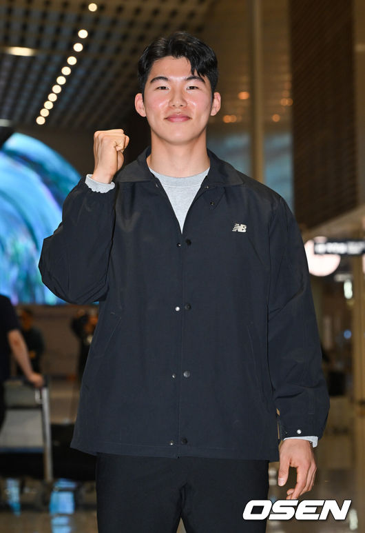 [OSEN=인천공항, 박준형 기자] 미국 메이저리그(MLB) LA 다저스와 계약을 맺은 내야수 김혜성이 14일 오후 인천국제공항을 통해 미국으로 출국했다.김혜성은 포스팅 마감 시한을 불과 4시간 앞둔 지난 4일 다저스와 3년 보장 1250만달러, 3+2년 최대 2200만달러(약 324억 원)에 사인했다. 김혜성이 출국에 앞서 포즈를 취하고 있다.   2025.01.14 / soul1014@osen.co.kr