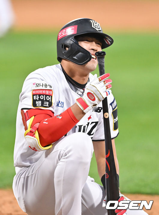 [OSEN=수원, 박준형 기자] 9일 수원KT위즈파크에서 2024 신한 SOL뱅크 KBO 포스트시즌 준플레이오프 4차전 KT 위즈와 LG 트윈스의 경기가 진행된다.이날 KT는 쿠에바스를, LG는 엔스를 선발투수로 내세웠다.연장 11회말 1사 만루 KT 대타 천성호가 헛스윙 삼진아웃된뒤 아쉬워하고 있다. 2024.10.09 / soul1014@osen.co.kr