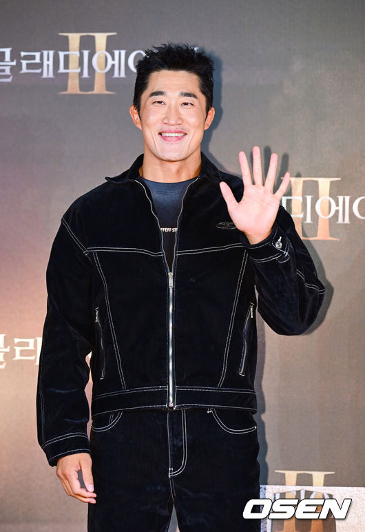 [OSEN=김성락 기자] 5일 오후 서울 용산구 한강대로 CGV 용산아이파크몰에서 영화 ‘글래디에이터2’ VIP 시사회가 열렸다. 영화 '글래디에이터 2’는 막시무스의 죽음으로부터 20여 년 후, 콜로세움에서 로마의 운명을 건 결투를 벌이는 루시우스의 이야기를 그렸다.격투기 선수 김동현이 포토타임을 갖고 있다. 2024.11.05 / ksl0919@osen.co.kr