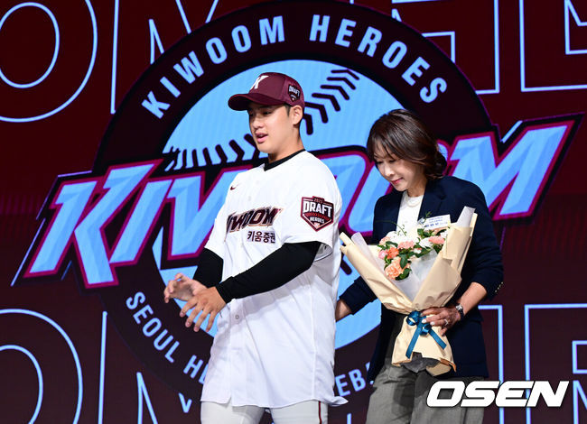 [OSEN=지형준 기자] 11일 오후 서울 잠실 롯데호텔 월드에서 2025 KBO 신인 드래프트가 열렸다. 2025 KBO 신인 드래프트는 전면 드래프트 방식으로 진행된다. 덕수고 정현우가 전체 1순위로 키움에 지명되며 어머니와 함께 무대에 올랐다. 2024.09.11 / jpnews@osen.co.kr