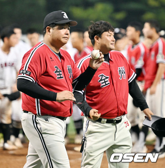 [OSEN=목동, 민경훈 기자] 주창훈 감독이 이끄는 전주고등학교는 16일 서울 목동구장에서 열린 제79회 청룡기 고교야구선수권대회 겸 주말리그 왕중왕전 마산용마고등학교와의 결승전에서 14-5 대승을 거두며 우승을 차지했다. 1977년 창단 후 첫 청룡기 결승에 진출한 전주고는 1985년 황금사자기 우승 이후 무려 39년 만에 전국대회 정상에 올랐다. 경기를 마치고 전주고 주창훈 감독이 청룡기 우승 기념구를 챙기고 있다. 2024.07.16  / rumi@osen.co.kr