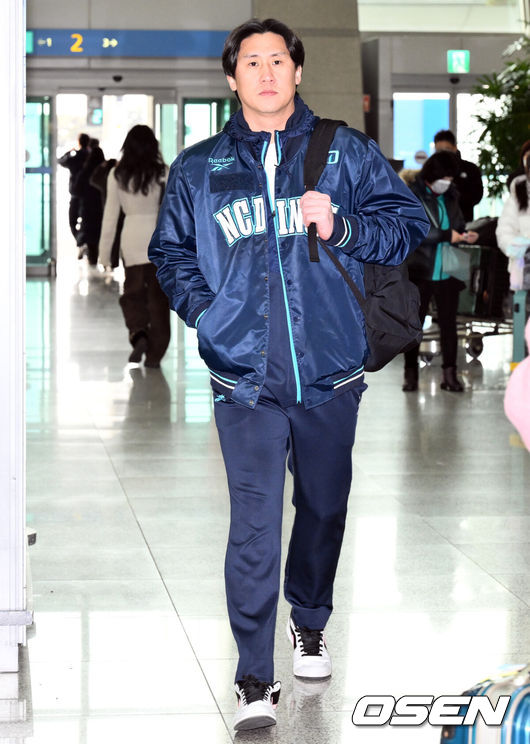 [OSEN=인천공항, 조은정 기자] NC 다이노스 선수단이 30일 인천국제공항을 통해 스프링캠프 훈련을 위해 미국으로 출국했다. NC의 CAMP2(NC 스프링캠프)에는 이호준 감독 및 10명의 코칭스태프와 38명의 선수가 참여한다. NC 이용찬  출국장으로 향하고 있다. 2025.01.30 /cej@osen.co.kr