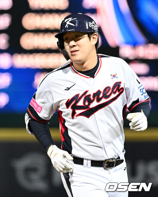 [OSEN=타이베이(대만), 이대선 기자] 프리미어12 첫 경기를 사흘 앞둔 류중일호가 작년 대만시리즈 챔피언과 가진 최종 평가전에서 기분 좋은 승리를 거뒀다. 류중일 감독이 이끄는 한국 야구대표팀은 10일 대만 타이베이 티엔무야구장에서 펼쳐진 대만프로팀 웨이치안 드래곤즈와의 2024 WBSC 프리미어12 대비 최종 평가전에서 5-1로 승리했다.9회말 1사 2,3루에서 한국 나승엽이 외야플라이로 물러나고 있다. 2024.11.10 /sunday@osen.co.kr