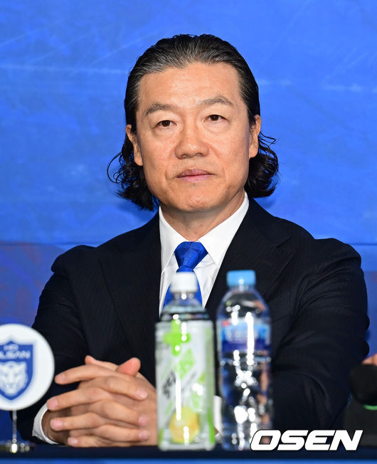 [OSEN=김성락 기자] 5일 오전 서울 종로구 대한축구협회 축구회관에서 2024-25 ACL 참가 K리그 4개팀 미디어데이 행사가 열렸다. K리그에서 광주 FC, 전북 현대, 울산 HD, 포항 스틸러스가 참가할 예정이다. 울산 김판곤 감독이 생각에 잠겨 있다. 2025.02.05 / ksl0919@osen.co.kr  