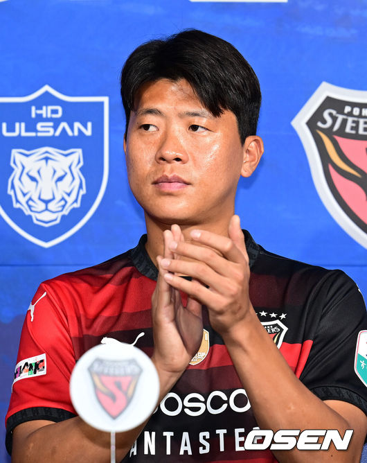 [OSEN=김성락 기자] 5일 오전 서울 종로구 대한축구협회 축구회관에서 2024-25 ACL 참가 K리그 4개팀 미디어데이 행사가 열렸다. K리그에서 광주 FC, 전북 현대, 울산 HD, 포항 스틸러스가 참가한다. 포항 전민광이 포즈를 취하고 있다. 2025.02.05 / ksl0919@osen.co.kr  