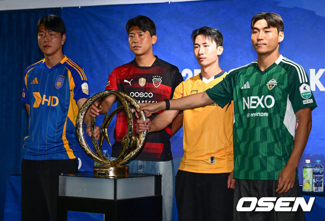 [OSEN=김성락 기자] 5일 오전 서울 종로구 대한축구협회 축구회관에서 2024-25 ACL 참가 K리그 4개팀 미디어데이 행사가 열렸다. K리그에서 광주 FC, 전북 현대, 울산 HD, 포항 스틸러스가 참가한다. 울산 김영권, 포항 전민광, 광주 이민기, 전북 박진섭이 기념촬영을 하고 있다. 2025.02.05 / ksl0919@osen.co.kr  