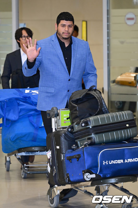 [OSEN=인천공항, 김성락 기자] 4일 오후 미국 괌에서 1차 스프링캠프를 마친 삼성 라이온즈 선수단이 인천국제공항을 통해 입국했다. 1차 스프링캠프 훈련을 마친 삼성 라이온즈는 5일 오전 2차 캠프지인 일본 오키나와로 출국할 예정이다. 삼성 후라도가 입국장을 나서고 있다. 2025.02.04 / ksl0919@osen.co.kr