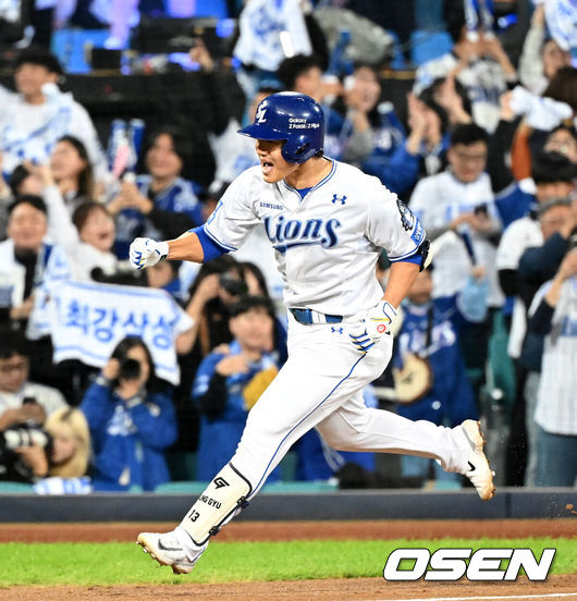 [OSEN=대구, 이대선 기자] 25일 대구삼성라이온즈파크에서 2024 신한 SOL뱅크 KBO 한국시리즈 3차전 삼성 라이온즈와 KIA 타이거즈의 경기가 열렸다.삼성은 대니 레예스, KIA는 에릭 라우어를 선발 투수로 내세웠다.3회말 1사에서 삼성 이성규가 좌중월 솔로 홈런을 치고 환호하고 있다. 2024.10.25 / sunday@osen.co.kr