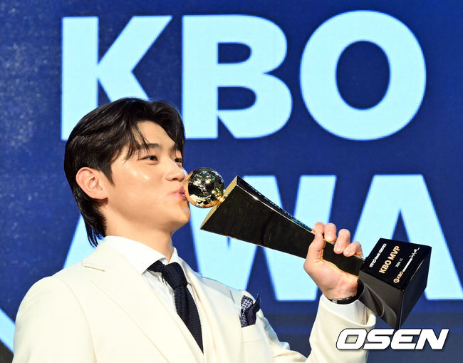 [OSEN=조은정 기자] 2024 신한 SOL뱅크 KBO 시상식이 26일 오후 서울 송파구 롯데호텔 월드 크리스탈볼룸에서 열렸다.이날 시상식에서는 퓨처스(2군)리그, KBO리그 투타 개인 부문별 1위 선수와 KBO 수비상에 대한 시상과 함께 정규시즌 최우수선수(MVP)와 신인상 주인공이 발표됐다.MVP를 수상한 KIA 김도영이 포즈를 취하고 있다. 2024.11.26 /cej@osen.co.kr