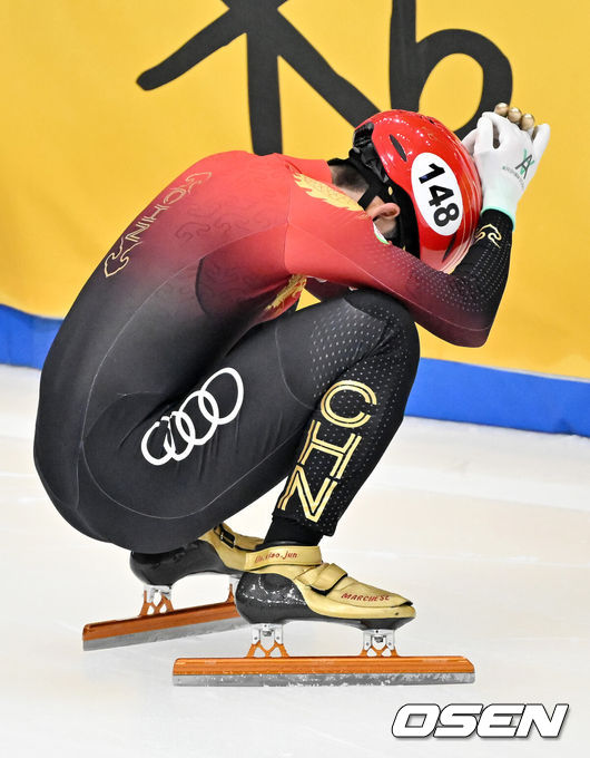 [OSEN=민경훈 기자] 11일 서울 목동 아이스링크에서 '2023 KB금융 국제빙상경기연맹(ISU) 쇼트트랙 세계선수권대회' 본선 경기가 진행됐다.남자 500m 결승에서 중국 린샤오쥔(한국명 임효준)이 페널티를 받고 탈락하며 아쉬워하고 있다. 2023.03.11 / rumi@osen.co.kr