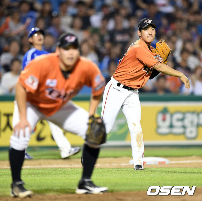 2015년 신인 시절 3루 수비를 하는 주현상. /OSEN DB