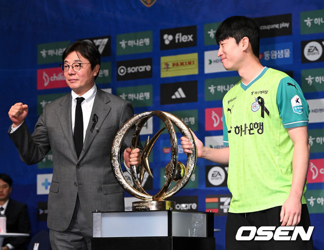 [OSEN=지형준 기자] 13일 오전 서울 서대문구 홍은동 스위스그랜드호텔 그랜드볼룸에서 K리그1 개막 미디어데이가 열렸다.이날 K리그1 8개 팀(강원, 김천, 서울, 수원FC, 제주, 대전, 대구, 안양) 감독과 대표 선수가 참석해 올 시즌을 앞둔 각오를 밝혔다. 2024-2025 ACL에 나서는 K리그1 4개 팀(울산, 포항, 광주, 전북)은 ACL 경기 일정으로 인해 이번 개막 미디어데이에 참석하지 않고 지난 5일 별도 미디어데이를 가졌다.대전 황선홍 감독, 이창근이 무대에 올라 포토타임을 하고 있다. 2025.02.13 /jpnews@osen.co.kr