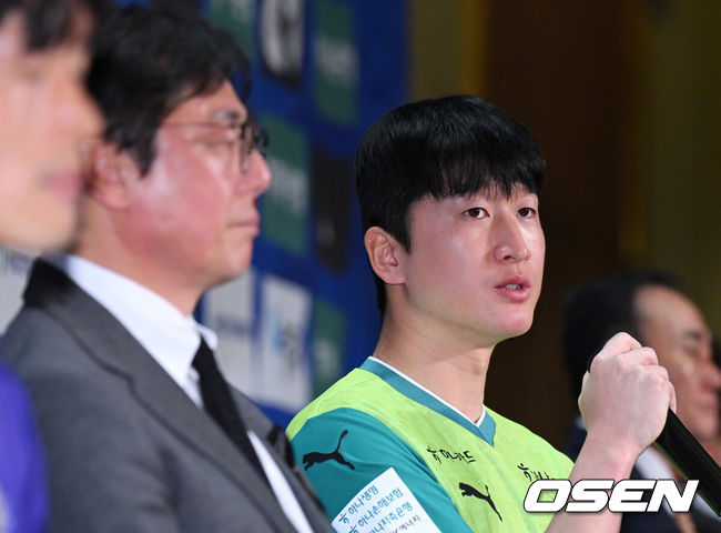 [OSEN=지형준 기자] 13일 오전 서울 서대문구 홍은동 스위스그랜드호텔 그랜드볼룸에서 K리그1 개막 미디어데이가 열렸다.이날 K리그1 8개 팀(강원, 김천, 서울, 수원FC, 제주, 대전, 대구, 안양) 감독과 대표 선수가 참석해 올 시즌을 앞둔 각오를 밝혔다. 2024-2025 ACL에 나서는 K리그1 4개 팀(울산, 포항, 광주, 전북)은 ACL 경기 일정으로 인해 이번 개막 미디어데이에 참석하지 않고 지난 5일 별도 미디어데이를 가졌다.대전 황선홍 감독, 이창근이 故 김하늘 양을 추모하고있다. 2025.02.13 /jpnews@osen.co.kr