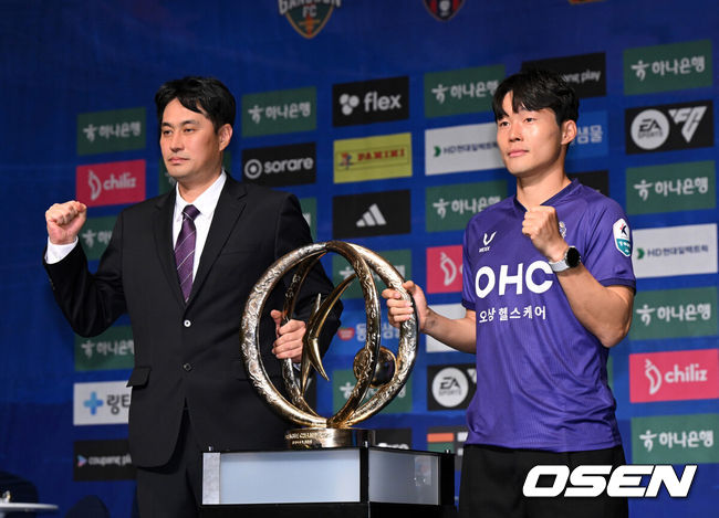 [OSEN=지형준 기자] 13일 오전 서울 서대문구 홍은동 스위스그랜드호텔 그랜드볼룸에서 K리그1 개막 미디어데이가 열렸다.이날 K리그1 8개 팀(강원, 김천, 서울, 수원FC, 제주, 대전, 대구, 안양) 감독과 대표 선수가 참석해 올 시즌을 앞둔 각오를 밝혔다. 2024-2025 ACL에 나서는 K리그1 4개 팀(울산, 포항, 광주, 전북)은 ACL 경기 일정으로 인해 이번 개막 미디어데이에 참석하지 않고 지난 5일 별도 미디어데이를 가졌다.FC 안양 유병훈 감독, 이창용이 무대에 올라 포토타임을 하고 있다. 2025.02.13 /jpnews@osen.co.kr