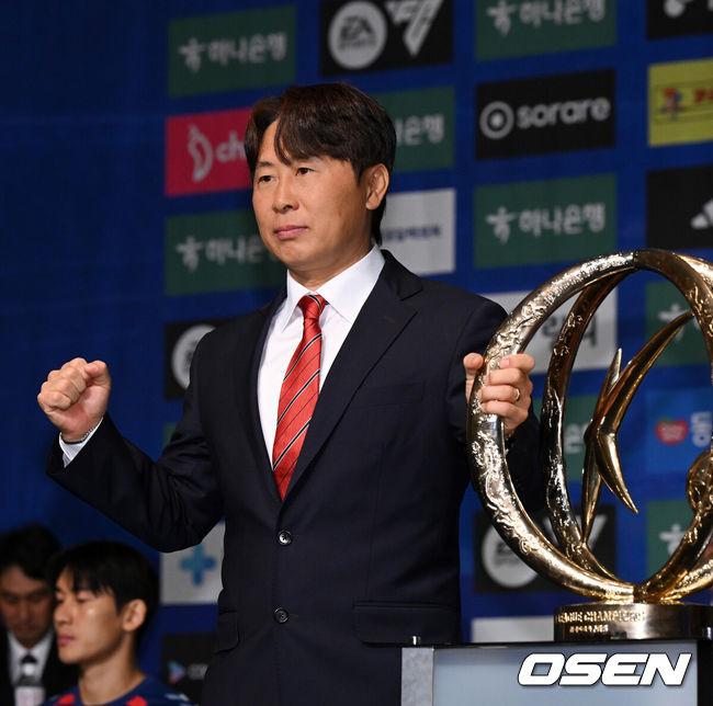 [OSEN=지형준 기자] 13일 오전 서울 서대문구 홍은동 스위스그랜드호텔 그랜드볼룸에서 K리그1 개막 미디어데이가 열렸다.이날 K리그1 8개 팀(강원, 김천, 서울, 수원FC, 제주, 대전, 대구, 안양) 감독과 대표 선수가 참석해 올 시즌을 앞둔 각오를 밝혔다. 2024-2025 ACL에 나서는 K리그1 4개 팀(울산, 포항, 광주, 전북)은 ACL 경기 일정으로 인해 이번 개막 미디어데이에 참석하지 않고 지난 5일 별도 미디어데이를 가졌다.FC 서울 김기동 감독이 무대에 올라 포토타임을 하고 있다. 2025.02.13 /jpnews@osen.co.kr